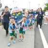 岸野よいよい祭り　 手作りみこし元気よく担ぐ