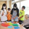 臼田小６年２組　高齢者と交流　学校近くの「さくら苑」訪問