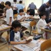 地域の高齢者が先生　臼田小の「昔遊びクラブ」　５回目は「木工」楽しむ